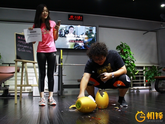 器械强势压砸畅玩5C遭暴虐仍完好无损