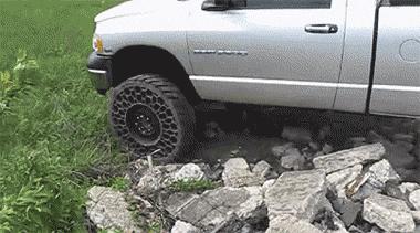 国外发明空心轮胎没有轮毂照样跑,国外发明了一种超级有弹性的轮胎