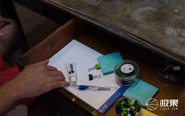 刷次牙就等于喝半杯咖啡，瞬间提神醒脑，精神一整天