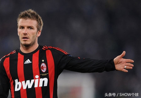 这个让人厌恶的政客，为何赢得了圣西罗巨型横幅的致敬？