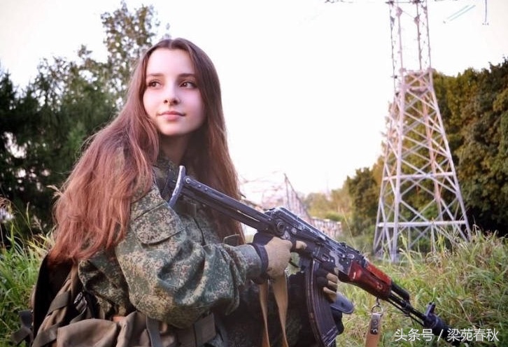 不爱红妆爱武装，俄罗斯军品范儿的萌妹子！