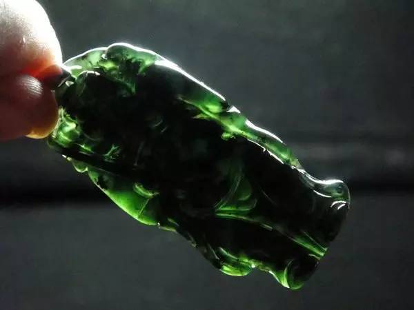 貌不惊人却暗藏玄机的神秘之玉！翠中“奇葩”墨翠的美，你欣赏得来吗？