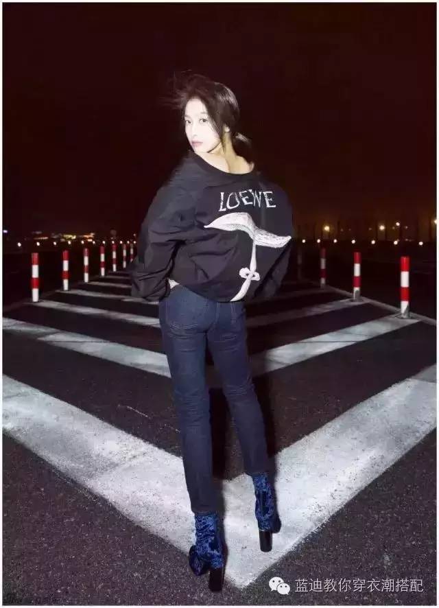 杨幂下衣消失搭配长筒靴,杨幂过膝靴里都穿了啥