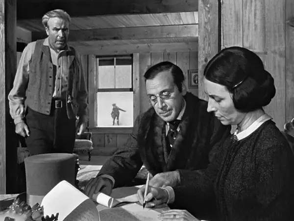 不刻意的黑白,亦成就了色彩斑斓