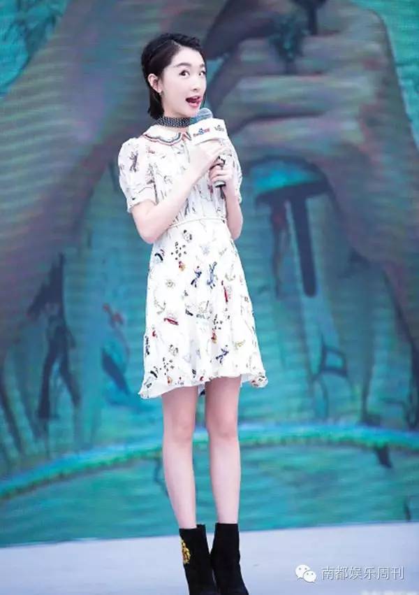 杨紫赵丽颖机场撞衫,杨紫周冬雨影后对比