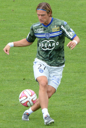 阿迪达斯足球球鞋测评,足球鞋选择nike还是阿迪达斯