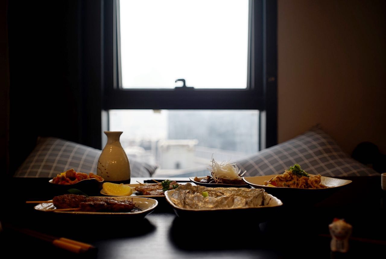 不当翻译官，他钻进居酒屋11年，终在山城做出最旧最暖的日料铺