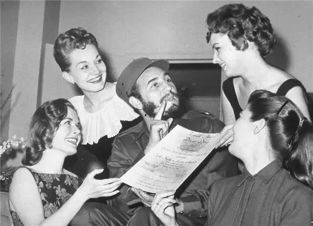 我哭豺狼笑的下句,我哭豺狼笑这句话出自哪里