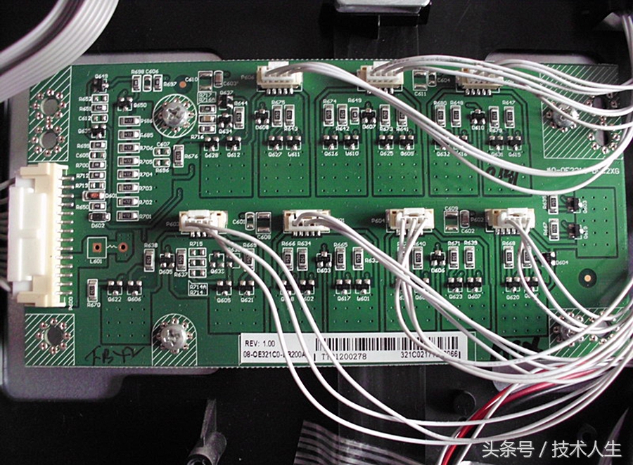 液晶电视机黑屏说是背光驱动板坏了,小伙子做起我师傅来了