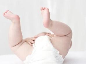 正确给宝宝换尿布的方法,新手妈妈如何正确给宝宝换尿布