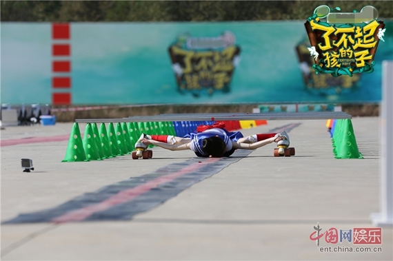 《了不起的孩子》昆凌被吓哭轮滑女孩车底飙速