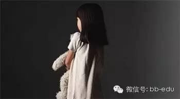 医生哭着给4岁女孩手术，取出体内芭比后，孩子的一句话让人心碎