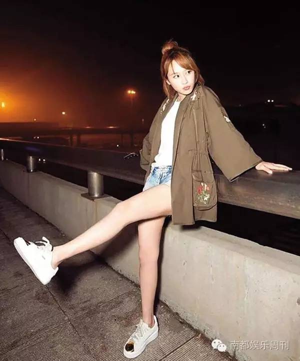 杨紫赵丽颖机场撞衫,杨紫周冬雨影后对比