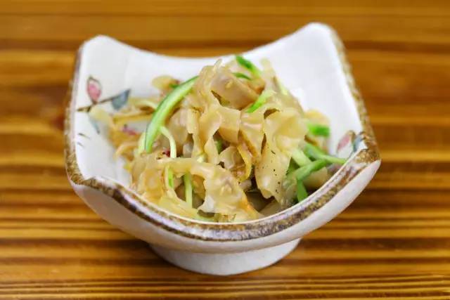 板桥路上藏着杭城独一份的“三文鱼美白锅”，竟是神户女孩天天喝的“美人骨汤”！