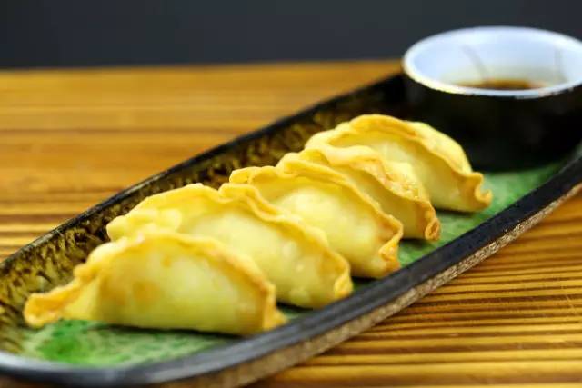 板桥路上藏着杭城独一份的“三文鱼美白锅”，竟是神户女孩天天喝的“美人骨汤”！