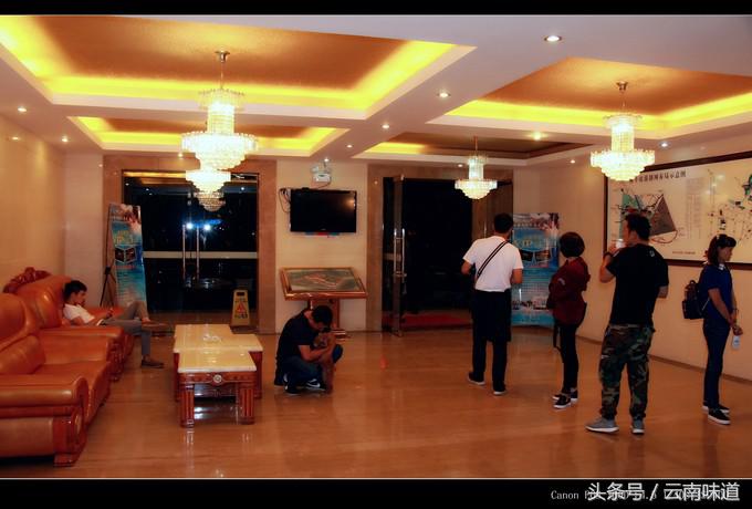 夜色下的罗茨温泉，看着养眼，泡着安逸