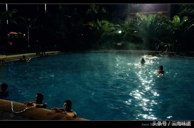夜色下的罗茨温泉，看着养眼，泡着安逸