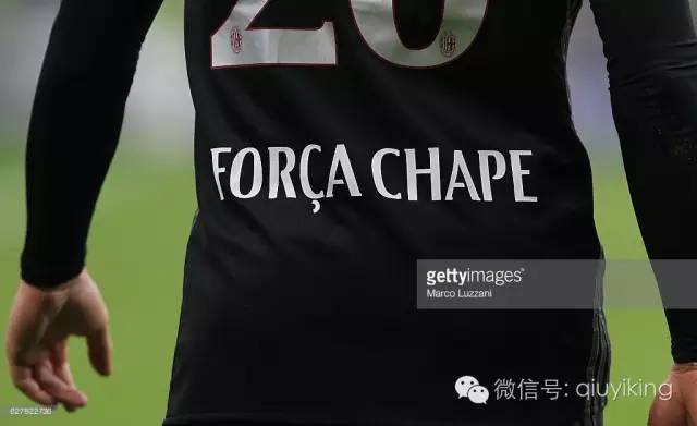 ac米兰0203欧冠客场球衣,ac米兰球迷悼念贝卢斯科尼