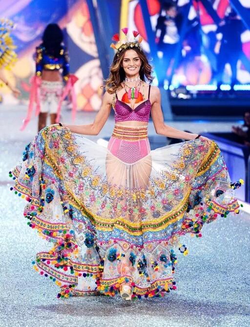 没看现场不要紧！用海量美图告诉你今年维密秀长腿美胸都这样玩