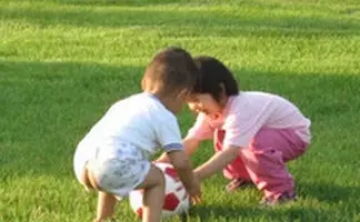 无知妈妈，不要再给宝宝穿这种开裆裤了，孩子真的很难受！