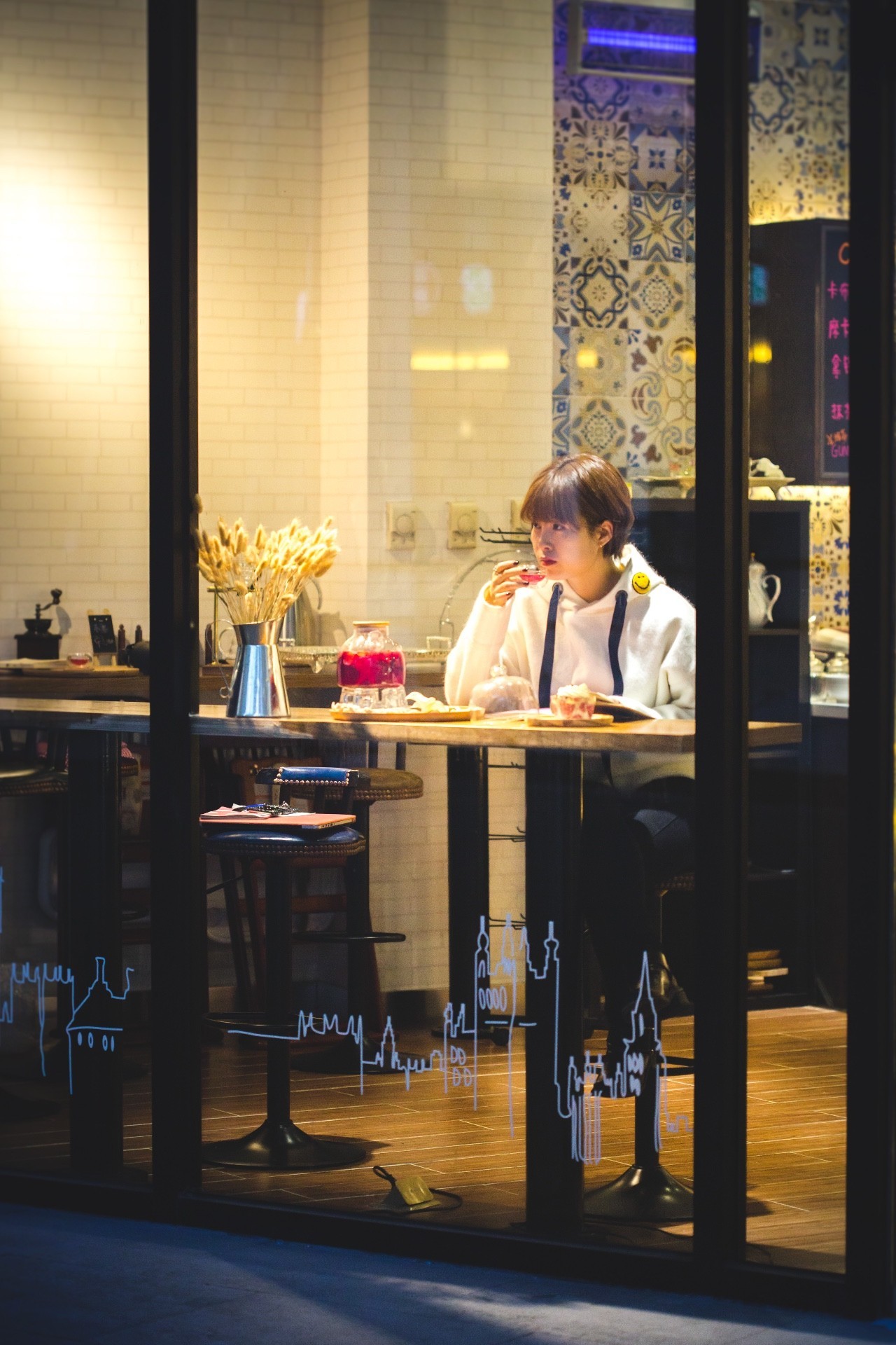 闺蜜聚会去哪好?来「GUMIHO」几个女孩把饰品店开在咖啡馆