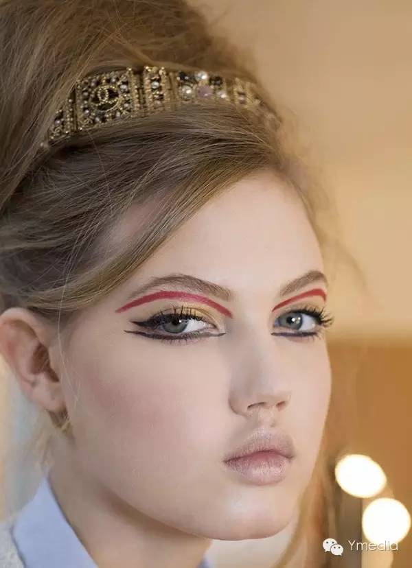 来汗巴黎香奈鹅学画一个美轮美奂的妆容吧呵呵呵呵！