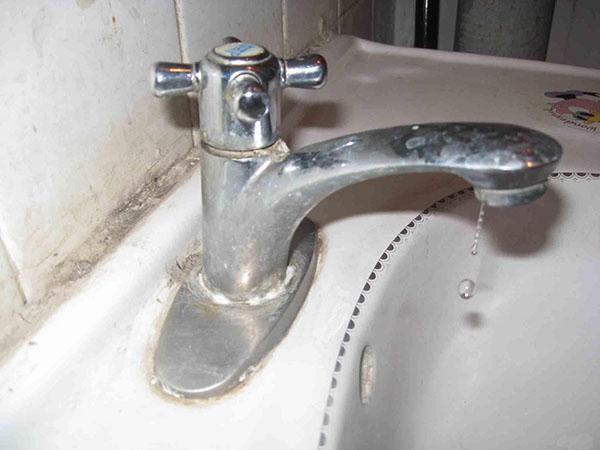 水龙头老是滴水怎么处理,水龙头滴水怎么办教你一招
