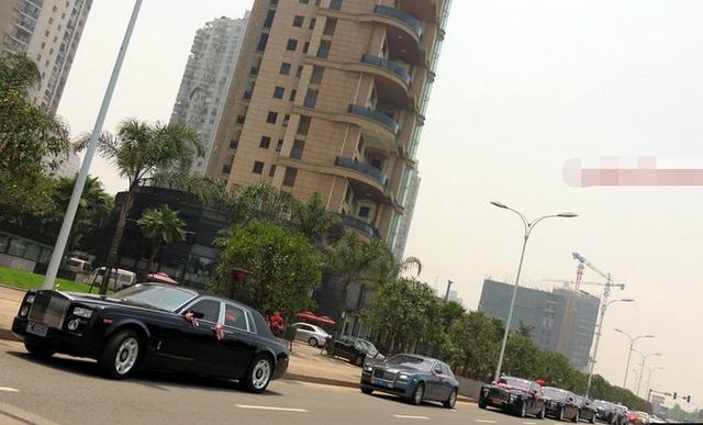 街头偶遇五菱宏光mini结婚车队,偶遇土豪结婚上亿车队来袭