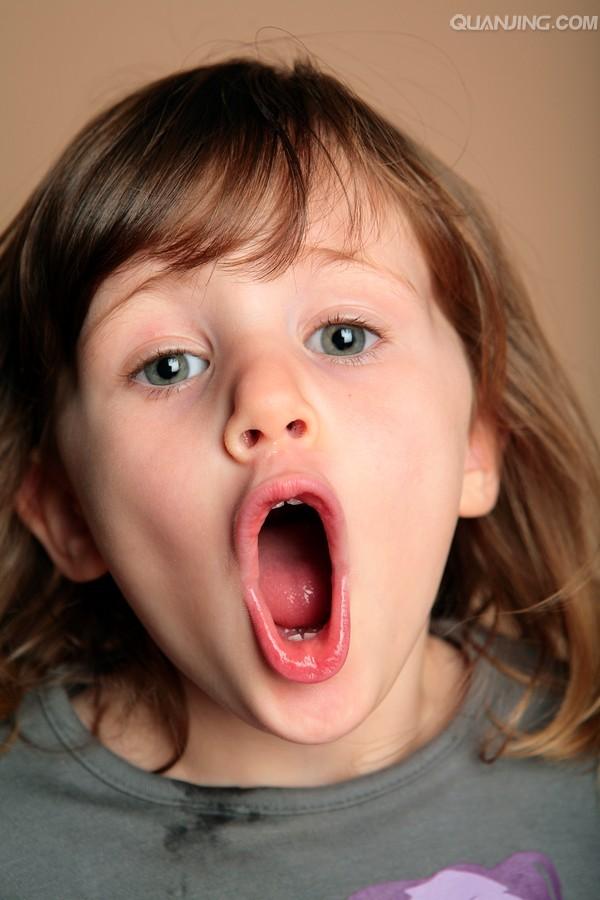 孩子发烧不一定是坏事,嗓子疼发烧是风热还是风寒感冒