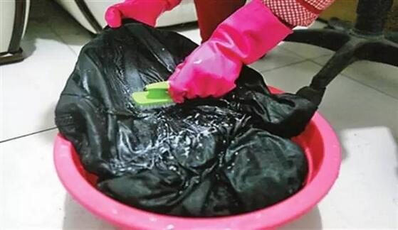 羽绒服炒菜沾上油怎么清理,生活小妙招羽绒服清洗