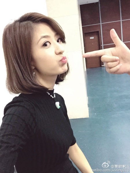 她被不少球迷认为是“中超女神”，不经意间江苏女记者走红球迷圈