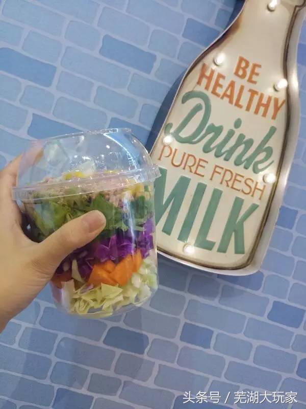 人手一只的杯子,人手一个茶杯