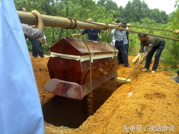 人死后下葬长明灯放在什么位置,人死后长明灯要放什么位置