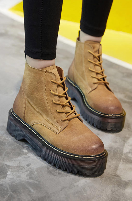 百搭神器短靴不管是出街还是约会都能轻松搞定很有范儿哦!