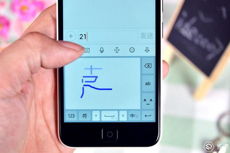 谁说“老人机”不时尚,21克手机给父母最温馨的时尚体验