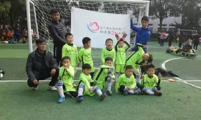 女孩踢足球必须出去参赛吗,女孩子踢足球初学