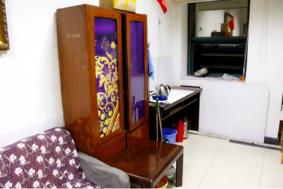 浙传图书馆方大爷要暂别我们了!考研的同学特意买了花为他送行