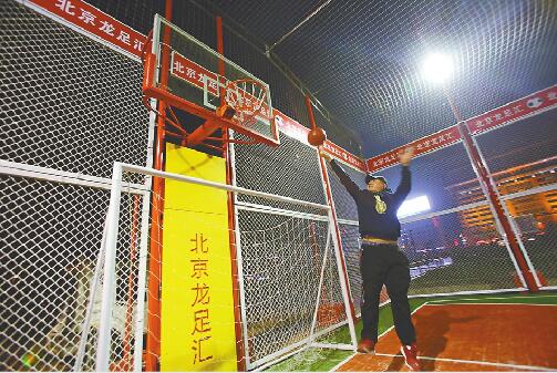 泉城广场大屏幕播放足球赛,泉城广场放足球比赛