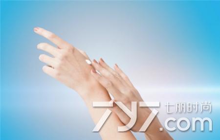 手上过敏长小水泡还很痒该怎么办,每年夏天手上长小水泡很痒怎么办