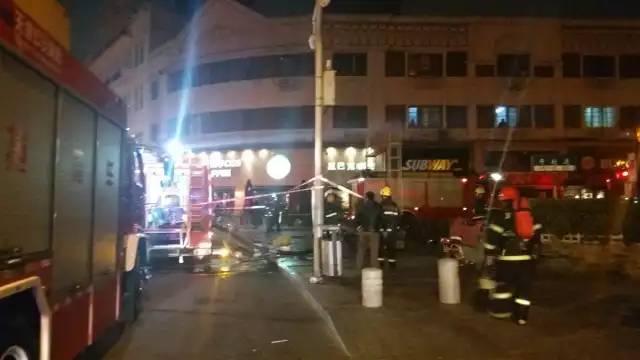 昨晚,小白楼欧式风情街一商铺发生火情!