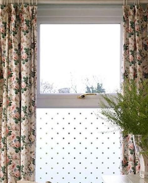 阳台玻璃贴膜好用还是用窗帘好用，很多家庭都不知道的实用技巧