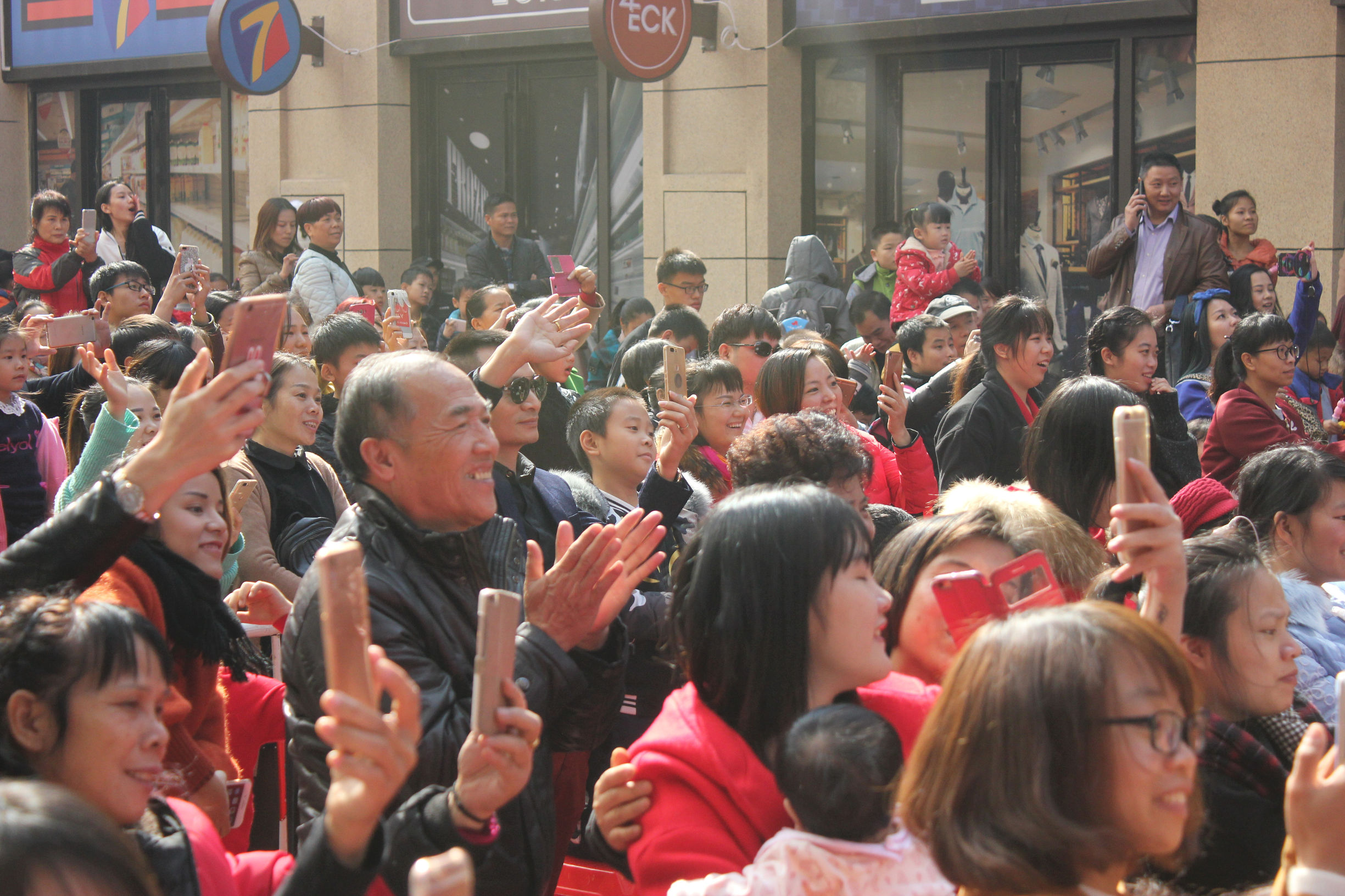 万人空巷！明星、美食、豪车，塞满柳南万达金街