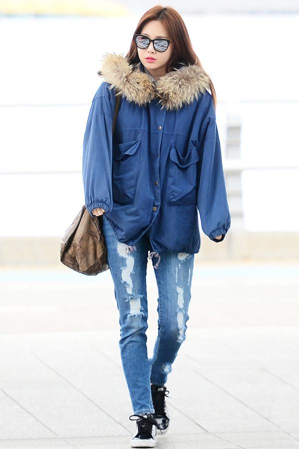 韩国女明星机场照皮衣,韩国女明星同款阿迪达斯