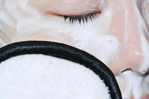 右脸颊长红痘是什么原因引起的,右脸颊一片痘痘