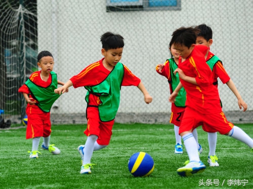 致力于校园足球青训的发展,校园足球青训主要该练什么