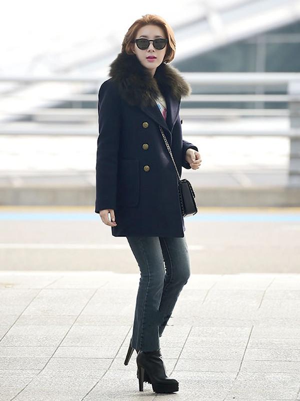 韩国女明星机场照皮衣,韩国女明星同款阿迪达斯