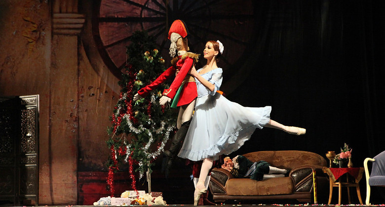 买不到YSL星辰我不哭了，因为M.A.C的圣诞彩妆太美了！