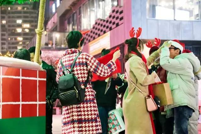 “圣诞大爷”们来成都了！随手把兰桂坊玩了个底朝天