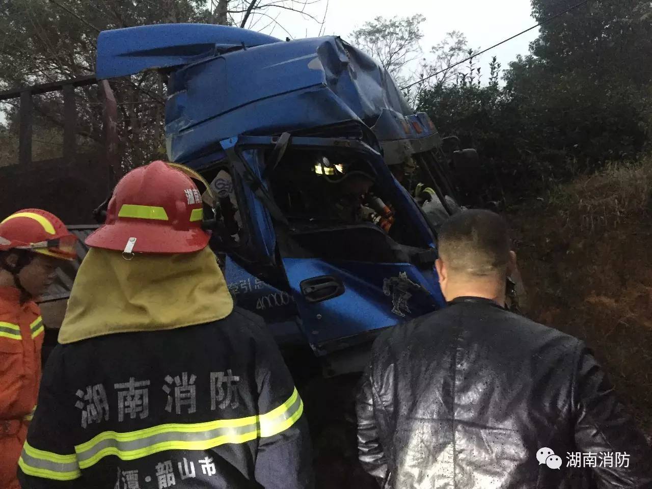 「新闻多看点」|湘西自治州一男子男子60米高楼欲轻生湖南消防成功救援……