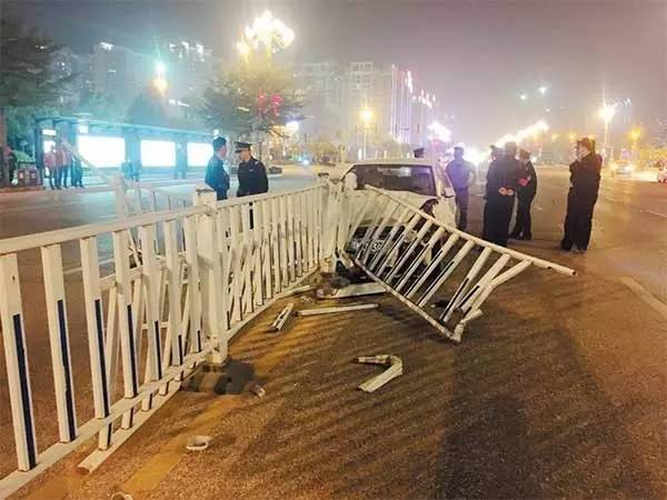 「新闻下午茶」远光灯又惹祸？玉东大道一白色轿车失控撞烂10余节护栏，致使……
